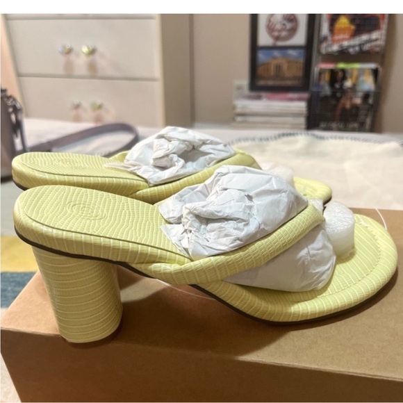 NWT. Urban Outfitters Round Heel Thong Sandals. NEW IN BOX - Picture 5 of 7